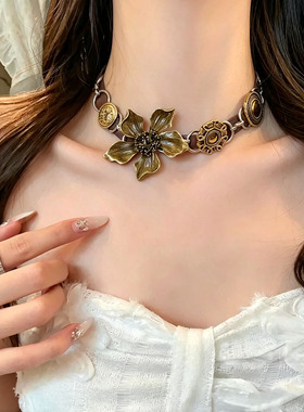 Vintage做旧金属花朵皮绳项链女