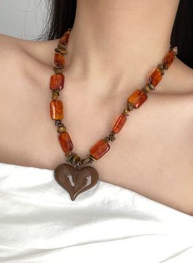 复古琥珀色串珠树脂爱心项链女款