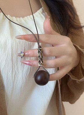 美德拉复古几何木质圆珠吊坠项链