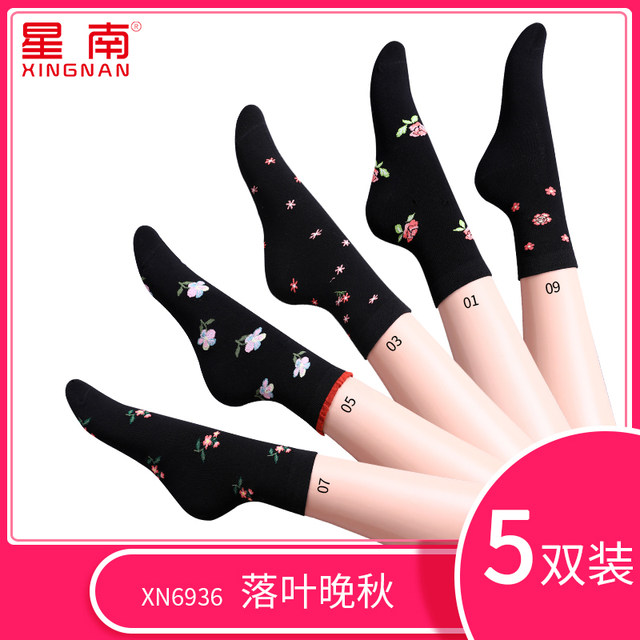 Middle-aged and elderly autumn and winter embroidered black mid-calf socks Middle-aged and elderly autumn and winter embroidered black mid-calf socks