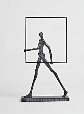 简约现代风会所展厅黑色人物雕塑