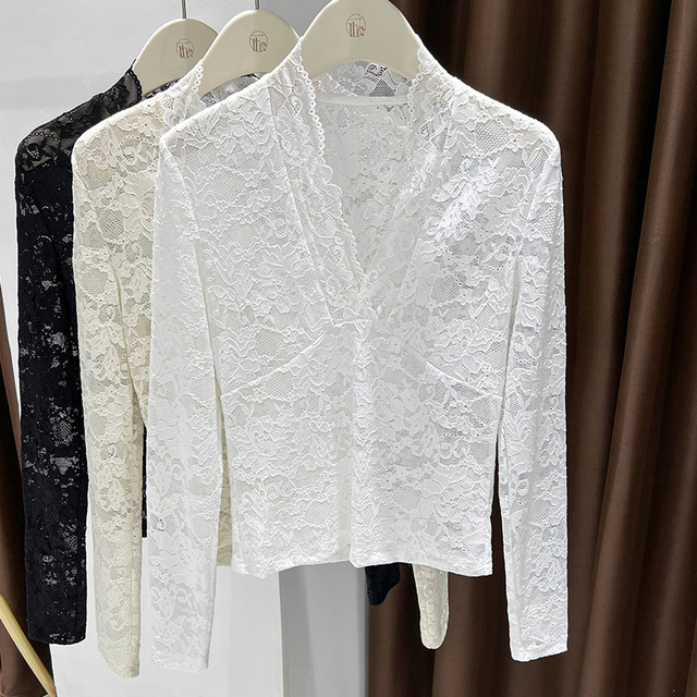 ເສື້ອຍືດຄໍ v-neck lace bottoming ສີດໍາສໍາລັບແມ່ຍິງ 2025 ລະດັບສູງແສງສະຫວ່າງ Luxury ຕ່ໍາຕັດ slim fit ພາຍໃນເປັນຮູຕາຫນ່າງ