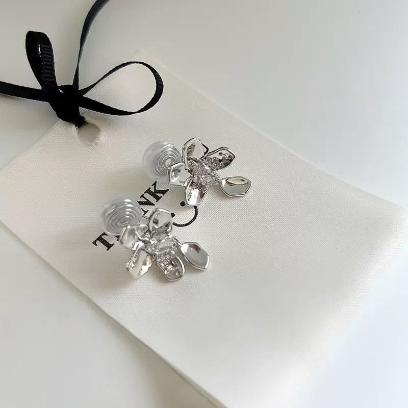 Dopamine Vault」花诉.不规则花朵耳钉日常百搭简约ins风小众耳夹,淘宝优惠券,粉丝福利购,淘宝优惠卷