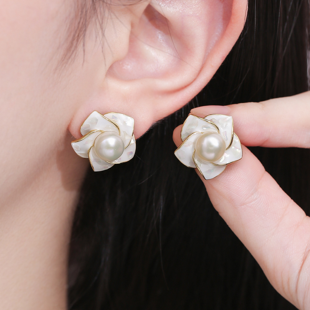 Dopamine Vault」栀颂.山茶花淡水珍珠碎贝高级感气质花朵耳钉女 - 图0