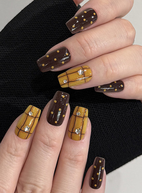 NailArt焦糖棕格纹穿戴甲高级显白中方ins纯欲风氛围感学生美甲片