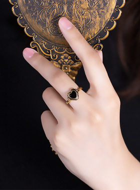 复古黑金黑桃心爱心戒指镶嵌黑玉髓复古锆石黑金开口指环首饰