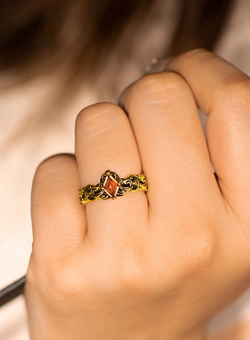 潮牌古金菱形皇冠戒指女镶嵌石榴锆石复古高级黑金小众设计