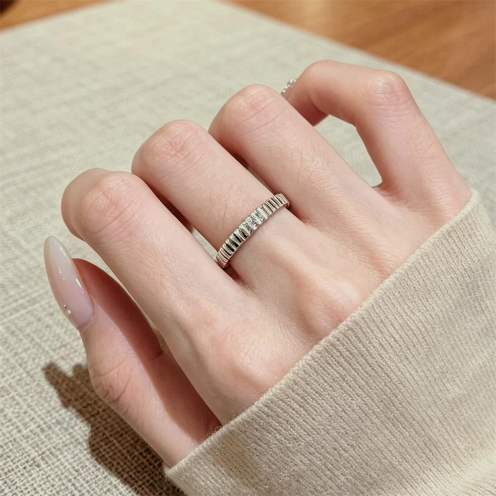 Vertical pattern simple and clean ring women niche design advanced