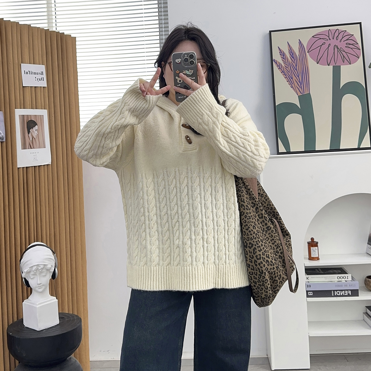 宛宛大码连帽针织衫秋冬新款胖mm慵懒牛角扣子麻花宽松遮肉毛衣 - 图1