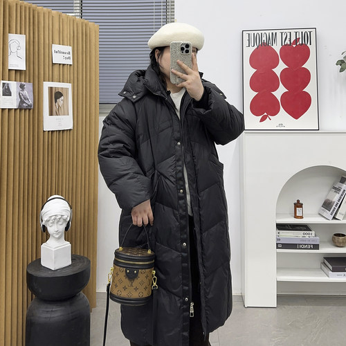 宛宛大码胖MM韩版中长款过膝羽绒服女90白鸭绒连帽宽松御寒外套潮 - 图1