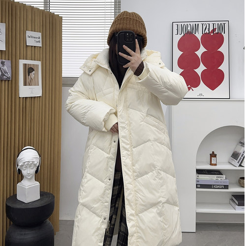 宛宛大码胖MM韩版中长款过膝羽绒服女90白鸭绒连帽宽松御寒外套潮 - 图0