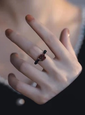 朱砂玫瑰花戒指石榴石黑尖晶紫金砂本命年设计款弹力指环货源
