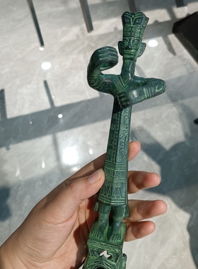 青铜器铜人像摆件三星堆青铜立人像复古礼品居家装饰随手一拍真实