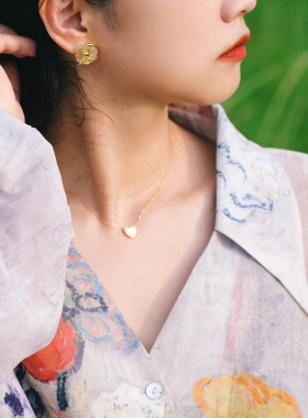 设计师款贝母桃心钛钢锁骨链