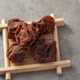 Xiaomeiwu ຫົກລົດຊາດ plums ແຫ້ງ 80g ເກືອຫວານແລະສົ້ມ plums ແຫ້ງແຊ່ນ້ໍາໃນ candied tangerine peel ້ໍາເຜີ້ງປຸງລົດຊາດ prunes plum cake