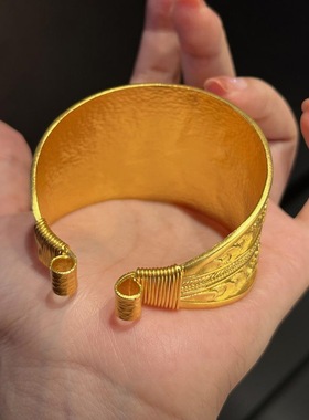 黄金色百花齐放手镯护腕开口宫廷卷草纹气质錾刻锤纹宽版大号手环