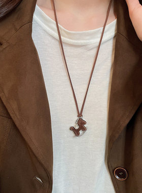 本命年红色丝绒小马项链女毛衣链