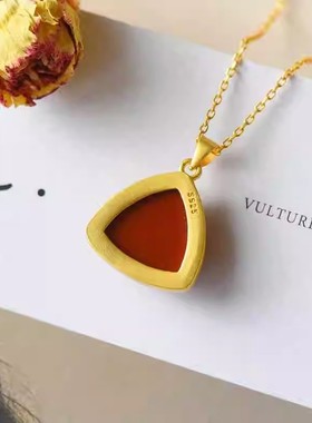 天然南红玛瑙吊坠纯银复古宫廷风三角形古法金色项链精致饰品