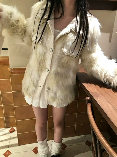 Короткая зимняя легкая куртка, в стиле Шанель