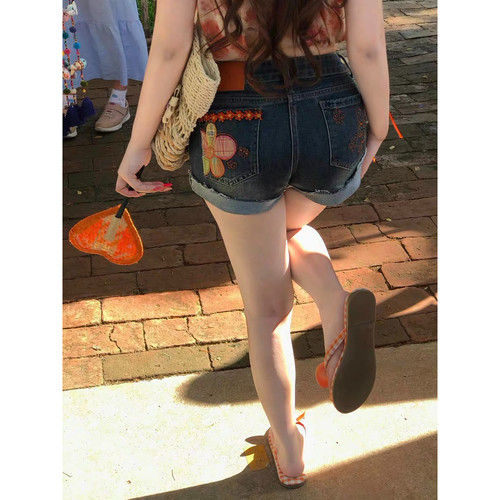 大码美式复古彩色花朵刺绣牛仔短裤女夏季低腰辣妹修身包臀热裤子 - 图0