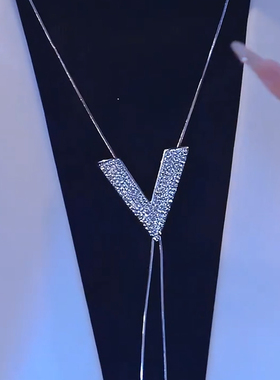 时尚长款V字形镶钻字母毛衣链
