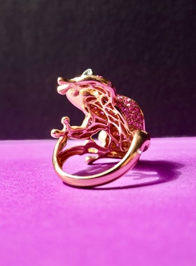 全新18K玫瑰金镶嵌啡钻石和粉红蓝宝石小青蛙金蝉男女款戒指饰品