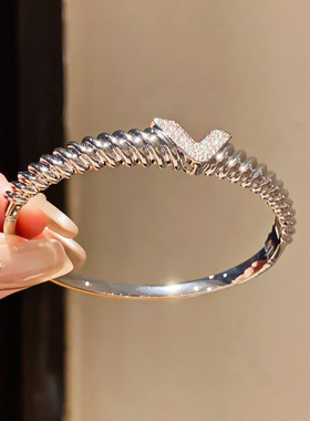 18k真金电镀锆石字母条纹扭曲手镯轻奢感手环个性小众手饰女
