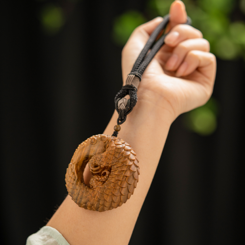 天然绿檀手工精雕双面雕穿山甲木质随身手把件挂饰项链男女 p126c - 图1