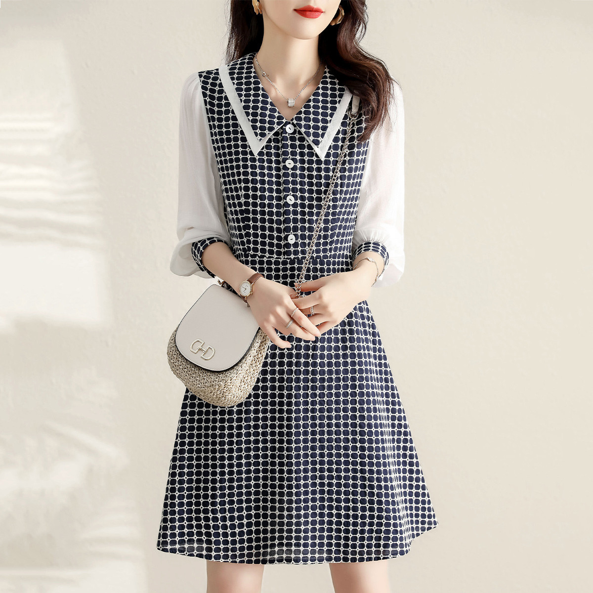 Fashionable autumn dress with sleeves, french style, bright catchy style, fitted, long sleeve Fashionable autumn dress with sleeves, french style, bright catchy style, fitted, long sleeve