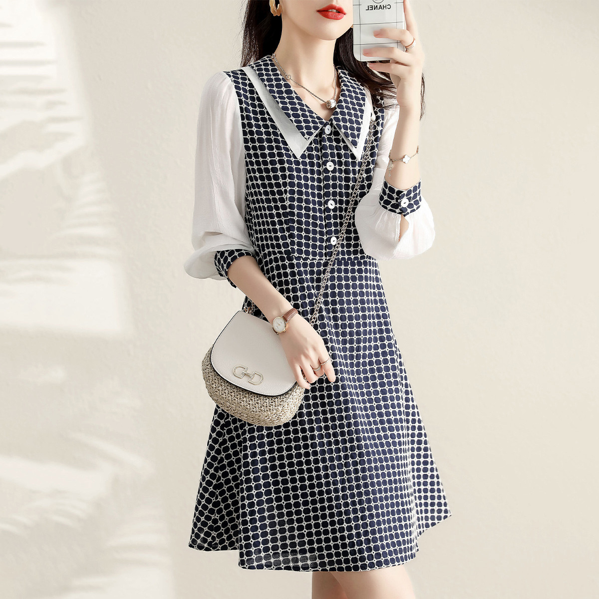 Fashionable autumn dress with sleeves, french style, bright catchy style, fitted, long sleeve Fashionable autumn dress with sleeves, french style, bright catchy style, fitted, long sleeve