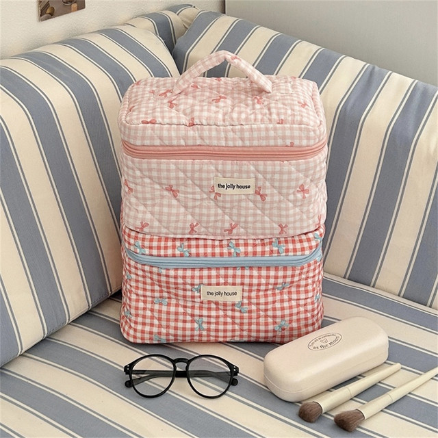 Large capacity hand-held girl's heart cosmetic storage bag