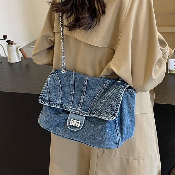 Fashion crossbody, this year’s popular portable commuting tote bag