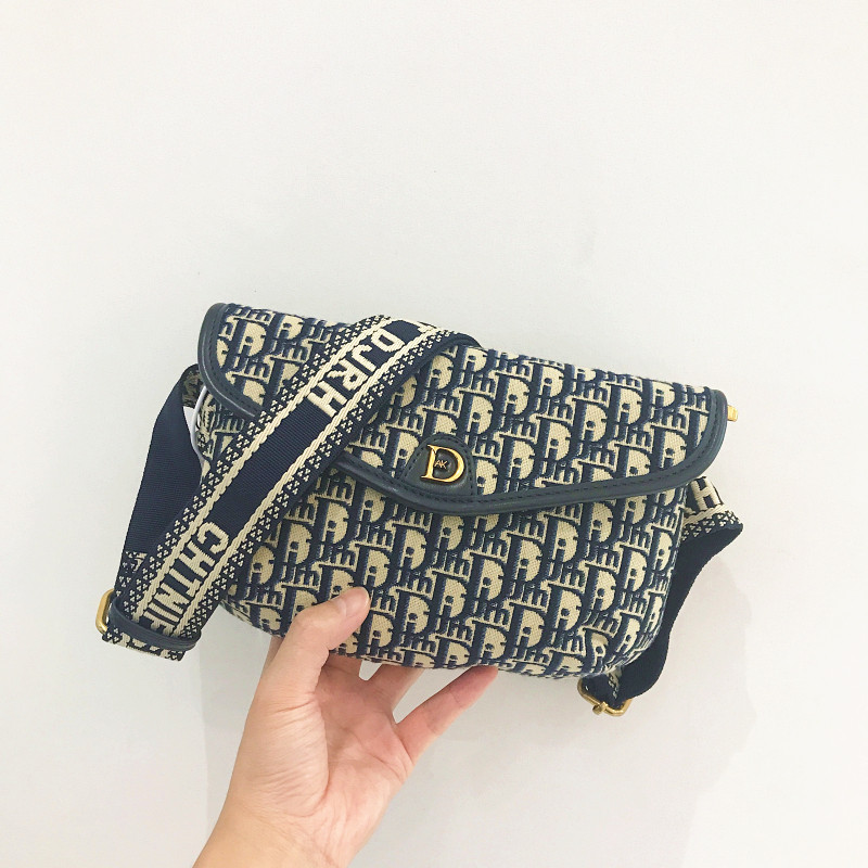 高级感字母刺绣信封包包女2025新款宽肩带斜挎胸包休闲帆布单肩包,淘宝优惠券,粉丝福利购,淘宝优惠卷