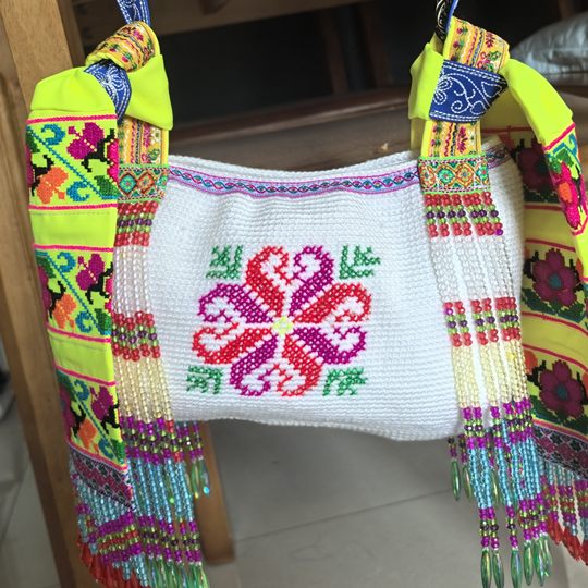 云南丽江复古风手工刺绣十字绣手工编制钉珠少数民族特色斜跨包