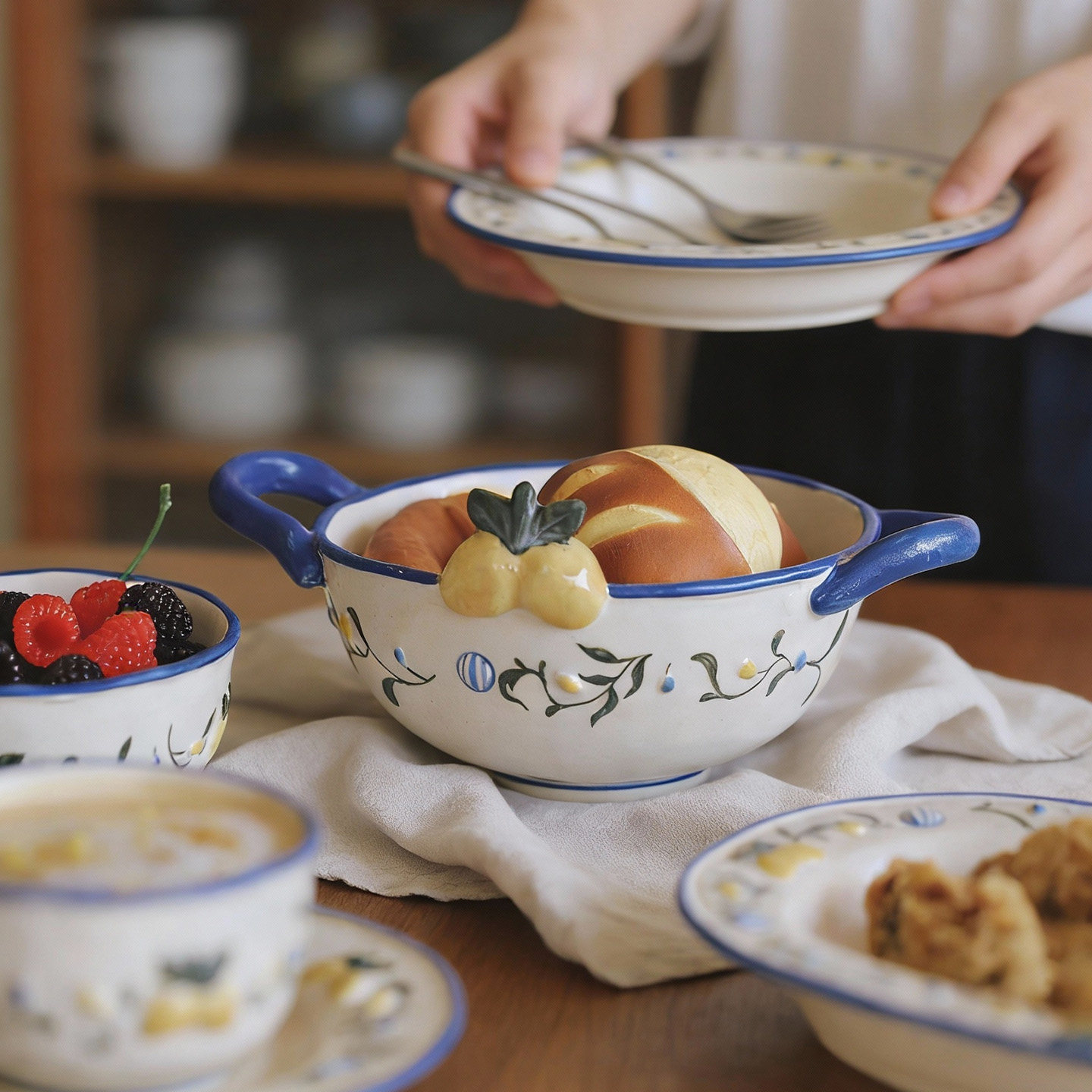 泽滕家原创手绘浮雕花边盘子清新西餐甜品水果浅汤菜碟送女生礼物,淘宝优惠券,粉丝福利购,淘宝优惠卷