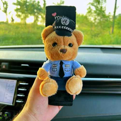新款交警小熊警察车内保护女生可爱萌宠毛绒公仔汽车安全带护肩套 - 图1