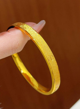 2026新款金店同款沙金磨砂丝绒一字手镯锤纹素圈风镯子送女友礼物