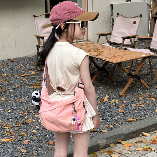 大容量饺子包包2025新款女童轻便潮酷斜挎包男孩运动休闲春游背包 - 图0