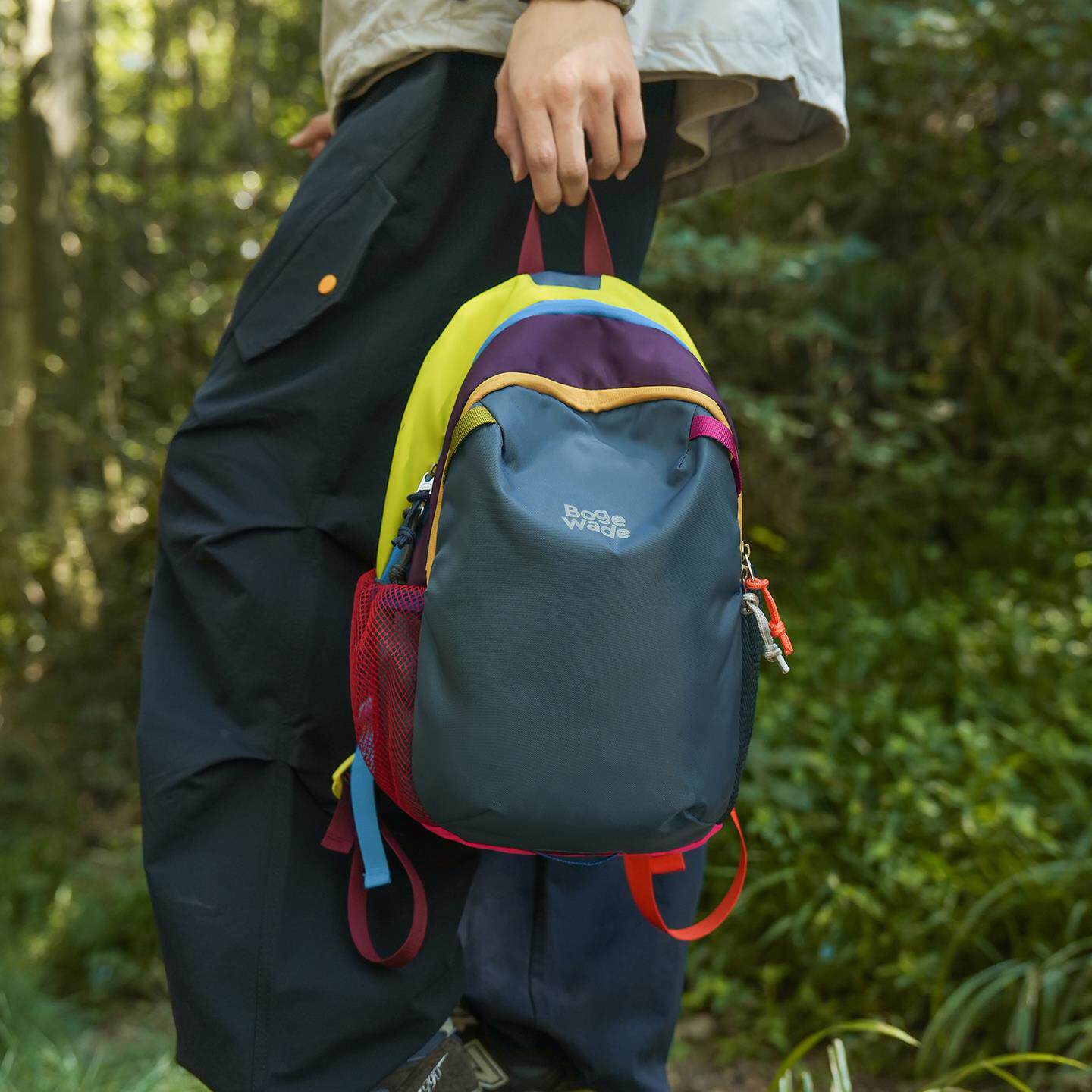 儿童旅行背包户外轻便登山包迷你电脑包女2025新款幼儿园撞色书包
