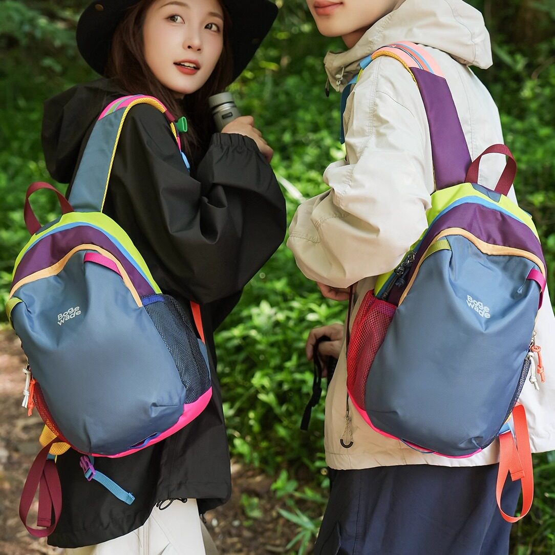 儿童旅行背包户外轻便登山包迷你电脑包女2025新款幼儿园撞色书包