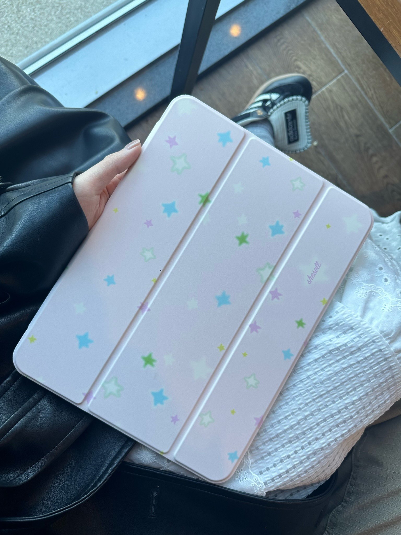 Shesell「双鱼座」高透亚克力iPad三折保护壳有笔槽肤感可爱卡通小鱼防磕碰防摔11寸air6