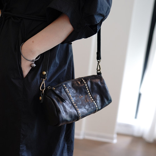鹿小姐手工制水洗植鞣牛皮复古洋气铆钉枕头包真皮百搭单肩斜挎包 - 图0