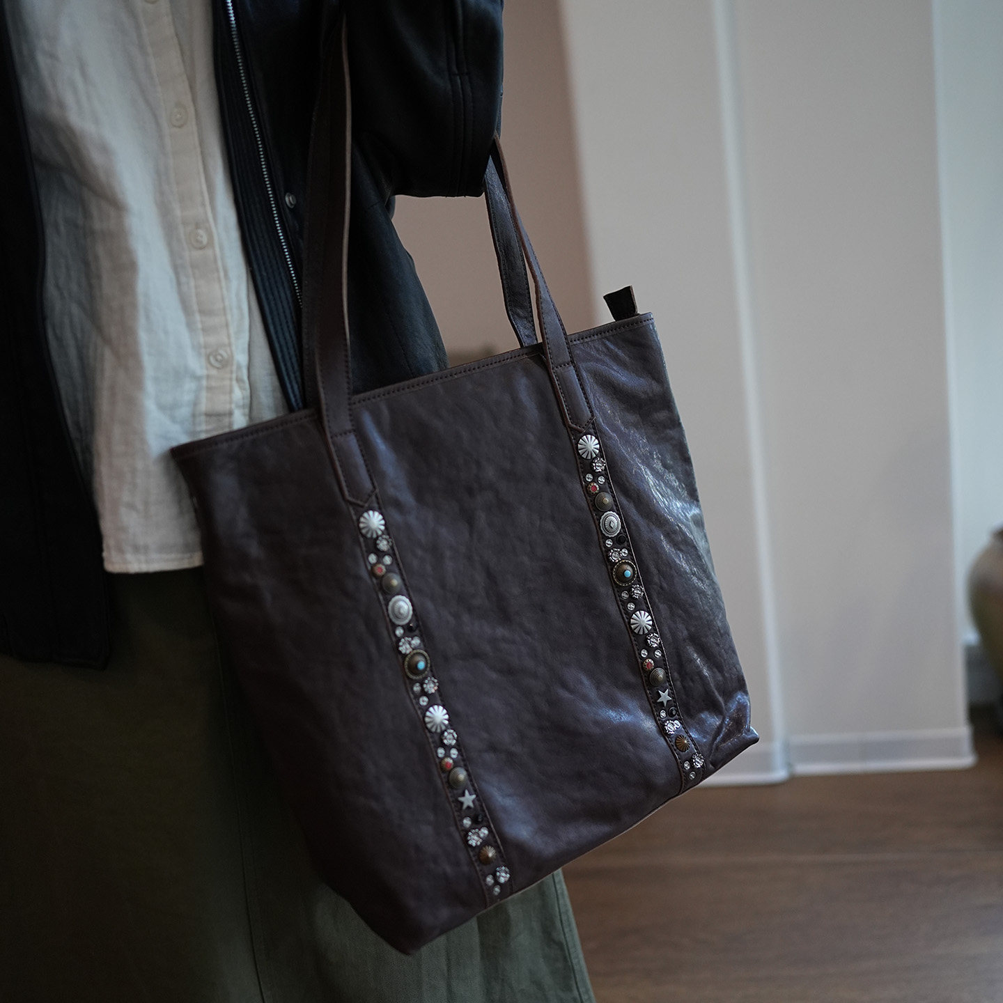 鹿小姐小众复古手工铆钉植鞣牛皮大容量单肩托特包真皮百搭斜挎包,淘宝优惠券,粉丝福利购,淘宝优惠卷