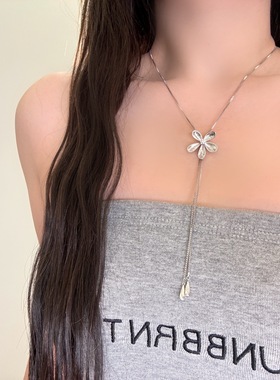 丽银秋冬气质项链女轻奢高级感可调节长款花朵流苏设计百搭毛衣链