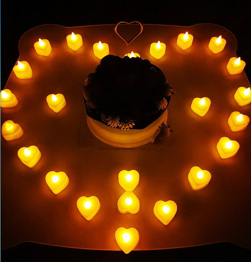 Electronic candles create romantic scenes and arrange flower petals