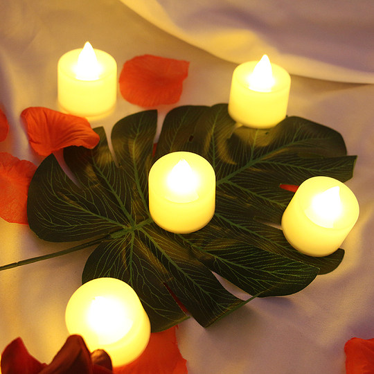 Electronic candles create romantic scenes and arrange flower petals
