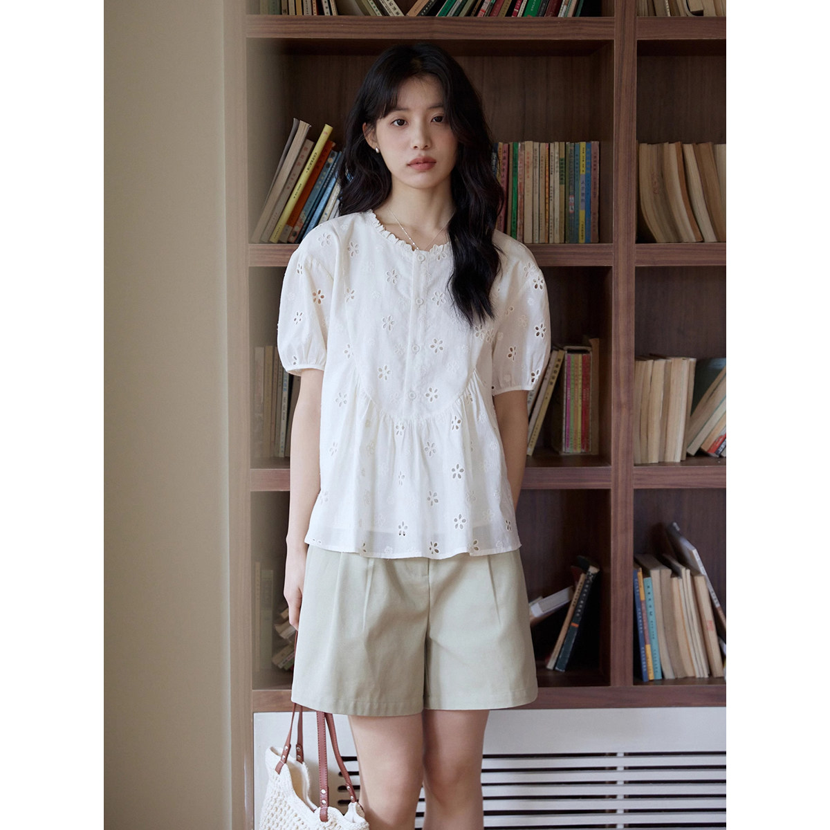 独特漂亮杏色绣花镂空泡泡袖衬衫女夏季法式木耳边圆领娃娃衫上衣,淘宝优惠券,粉丝福利购,淘宝优惠卷