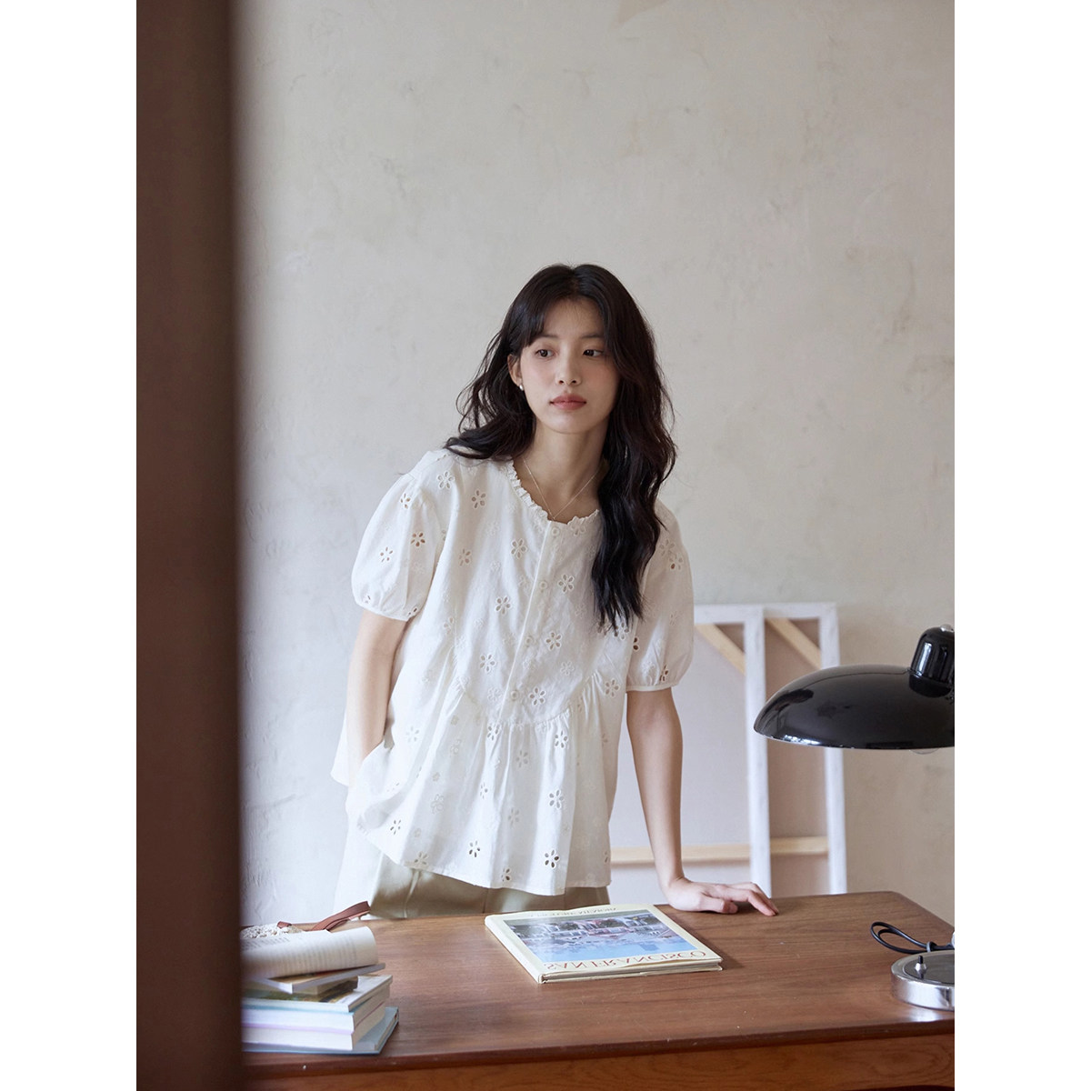 独特漂亮杏色绣花镂空泡泡袖衬衫女夏季法式木耳边圆领娃娃衫上衣,淘宝优惠券,粉丝福利购,淘宝优惠卷