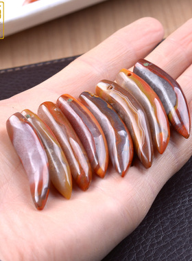 天然战国红玛瑙牙坠项链坠天然花色随机发货