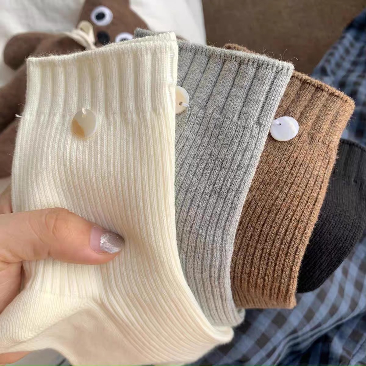 暖秋棕色系袜子女韩版中筒贝壳扣子袜简约纯色学院风ins百搭卡通,淘宝优惠券,粉丝福利购,淘宝优惠卷